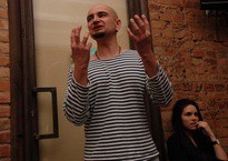 Архів радіо Holos.fm / Артем Полежака / Читання на драбині: день поезії у харківському літературному музеї // 21.03.2017 • ВІДЕО